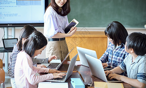 小学生在老师的指导下学习电脑使用知识图片