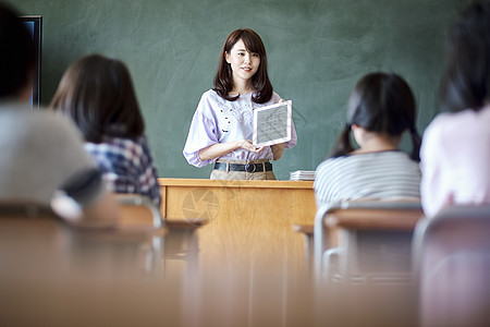 小学生在老师的指导下学习电脑使用知识图片