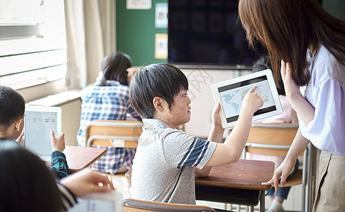 小学生在老师的指导下学习电脑使用知识图片