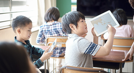 小学生在老师的指导下学习电脑使用知识图片