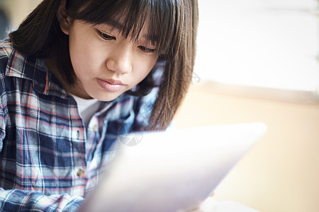 小学生在老师的指导下学习电脑使用知识图片