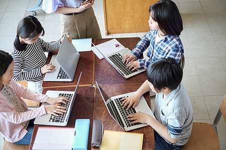 小学生在老师的指导下学习电脑使用知识图片