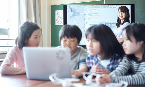 小学生在老师的指导下学习电脑使用知识图片