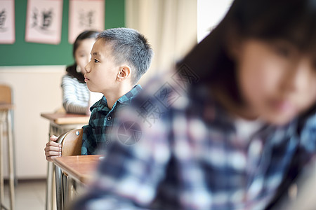 在上课的小学生图片