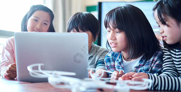 使用电脑学习的小学生图片