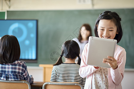 在线上课学习的小学生图片