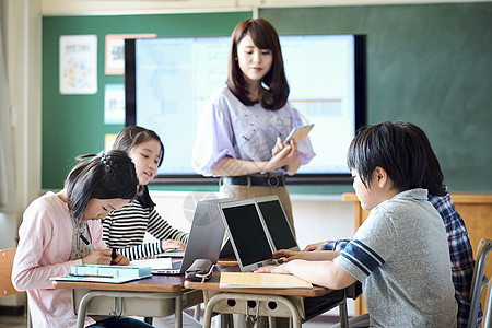 老师在教学生用电脑查询资料图片