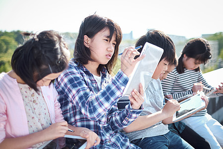 老师在教学生用平板电脑查询资料图片