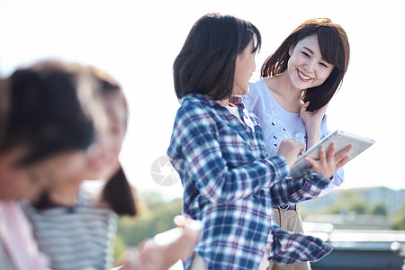 老师在教学生用平板电脑查询资料图片