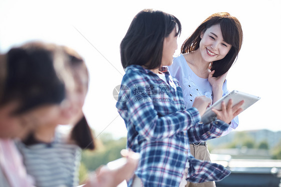 老师在教学生用平板电脑查询资料图片