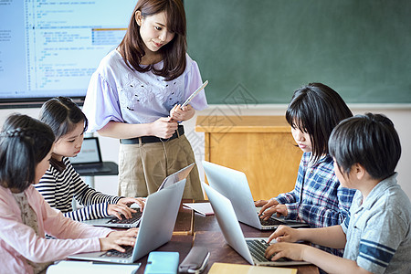 老师在教学生用电脑查询资料图片