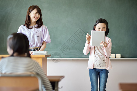 老师在教学生用电脑查询资料图片