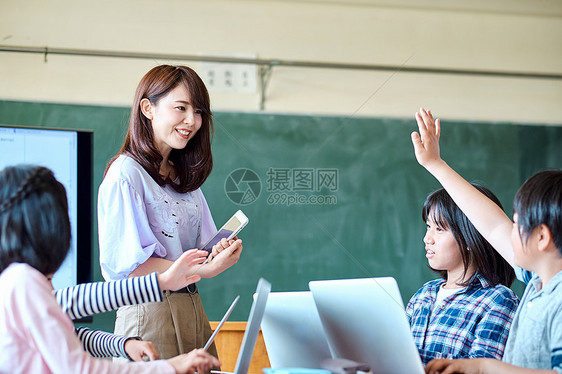 老师在教学生用电脑查询资料图片