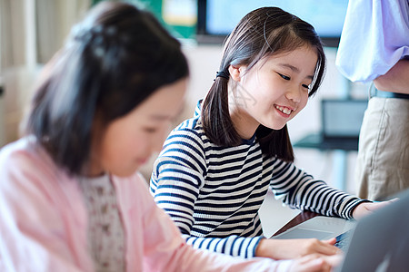 老师在教学生用电脑查询资料图片