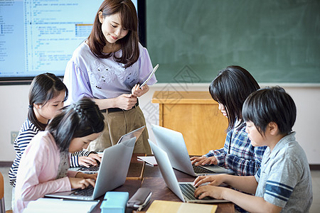 老师在教学生用电脑查询资料图片