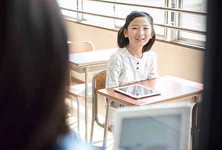 老师在教学生用电脑查询资料图片