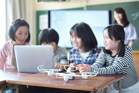 在学校学习计算机课程的孩子图片