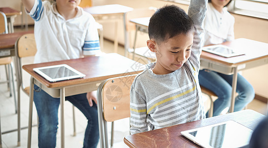 课堂上使用平板电脑的学生图片