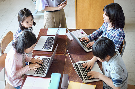 在学校学习计算机课程的孩子图片