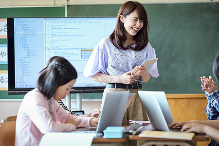 学习电子计算机课程的小学生图片