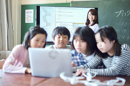 学习电子计算机课程的小学生图片