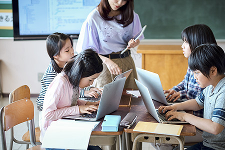 学习电子计算机课程的小学生图片