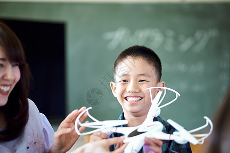 学习电子计算机课程的小学生图片