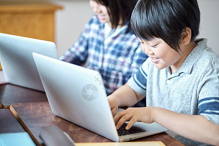 学习电子计算机课程的小学生图片