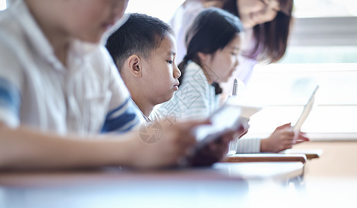 学习电子计算机课程的小学生图片