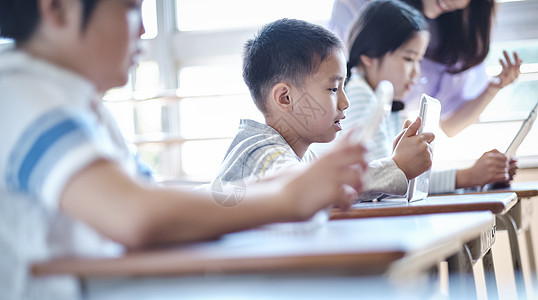 较年轻女孩室内小学it教育课风景图片