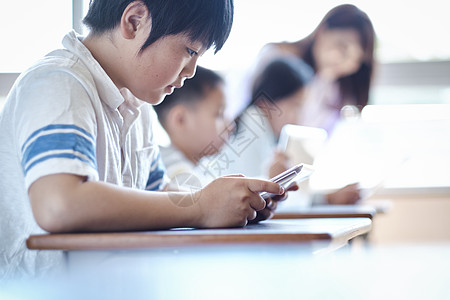 学生上课使用平板电脑背景图片