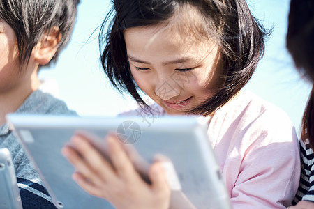 老师在教学生如何使用数码产品学习图片