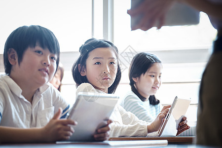 老师在教学生如何使用数码产品学习图片