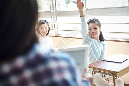 老师在教学生如何使用数码产品学习图片