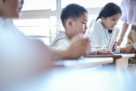 老师在教学生如何使用数码产品学习图片