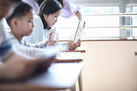 老师在教学生如何使用数码产品学习图片