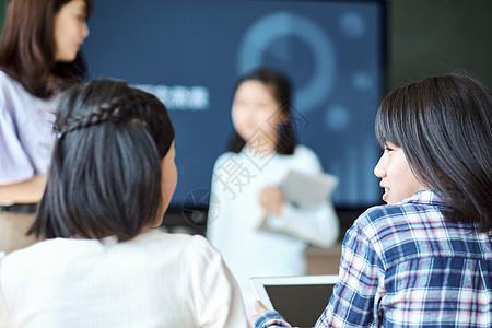 老师在教学生如何使用数码产品学习图片