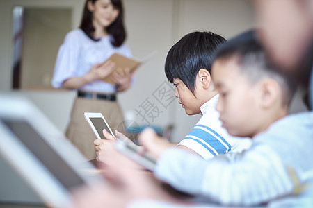 老师在教学生如何使用数码产品学习图片