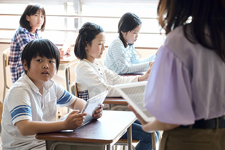 老师在教学生如何使用数码产品学习图片