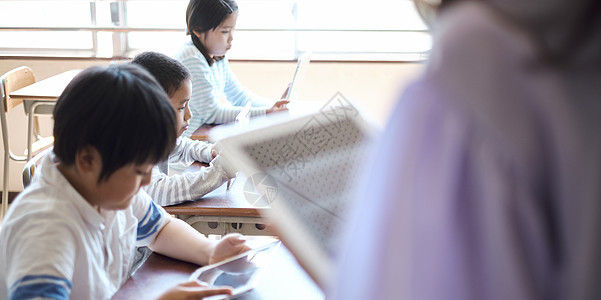 老师在教学生如何使用数码产品学习图片