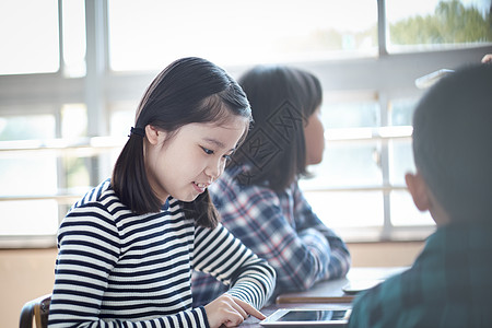 老师在教学生如何使用数码产品学习图片