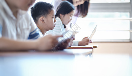 老师在教学生如何使用数码产品学习背景图片