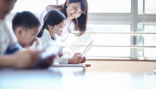 老师在教学生如何使用数码产品学习图片