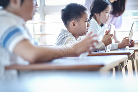 老师在教学生如何使用数码产品学习图片