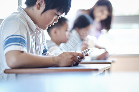 老师在教学生如何使用数码产品学习背景图片