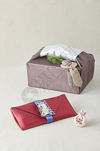 放在桌上的甜品盒和红包图片