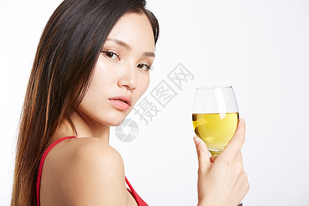 拿着白葡萄酒的气质美女图片