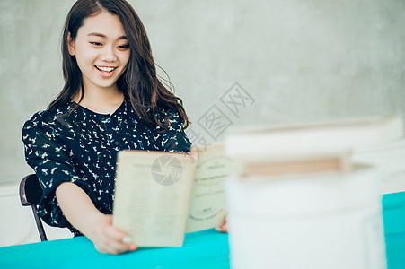 聪明小姑娘晚礼服花生活女肖像图片