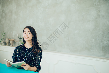 上半身假期注视镜头生活方式阅读女人图片