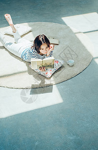 阅读书籍的女子图片